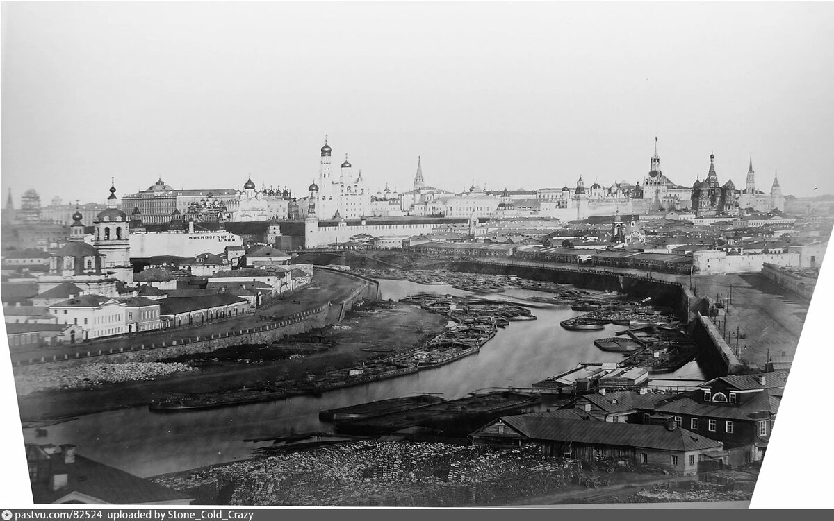 Москва-река в районе современного Большого Устьинского моста, 1863-1865. Вид с нынешней Котельнической набережной в сторону Кремля. С сайта www.pastvu.com.