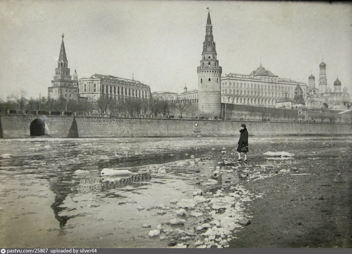 Москва-река в районе современного Большого Каменного моста и Софийской набережной, 1929-1931. С сайта www.pastvu.com.
