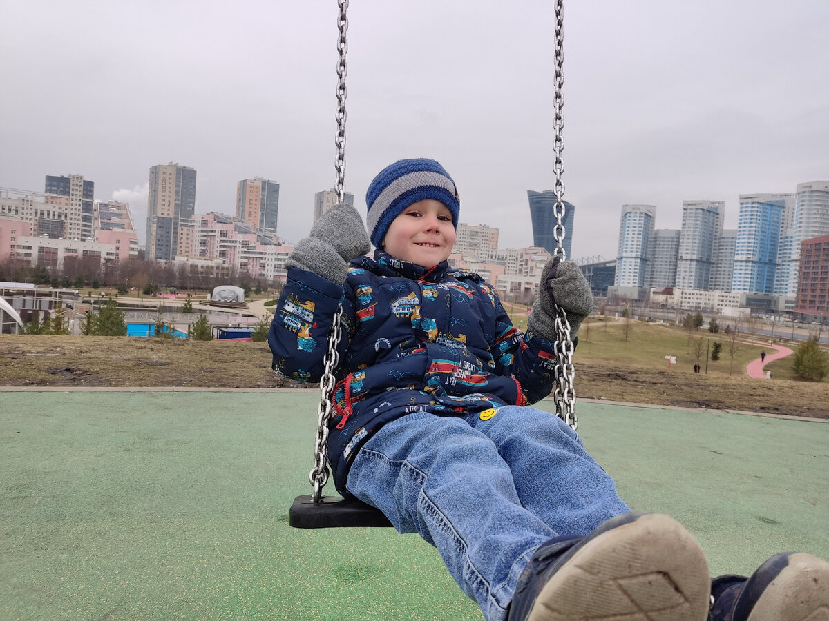 Ярик тоже не ангел, и периодически ведет себя из рук вон плохо. Но с поведением В. это даже близко не стояло...