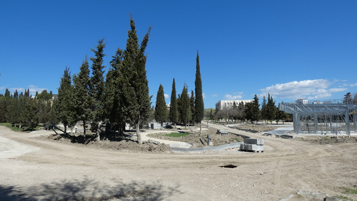 Южный вход в парк. Вдали виднеется "Белый дом", Судакский горсовет и администрация. Листайте!