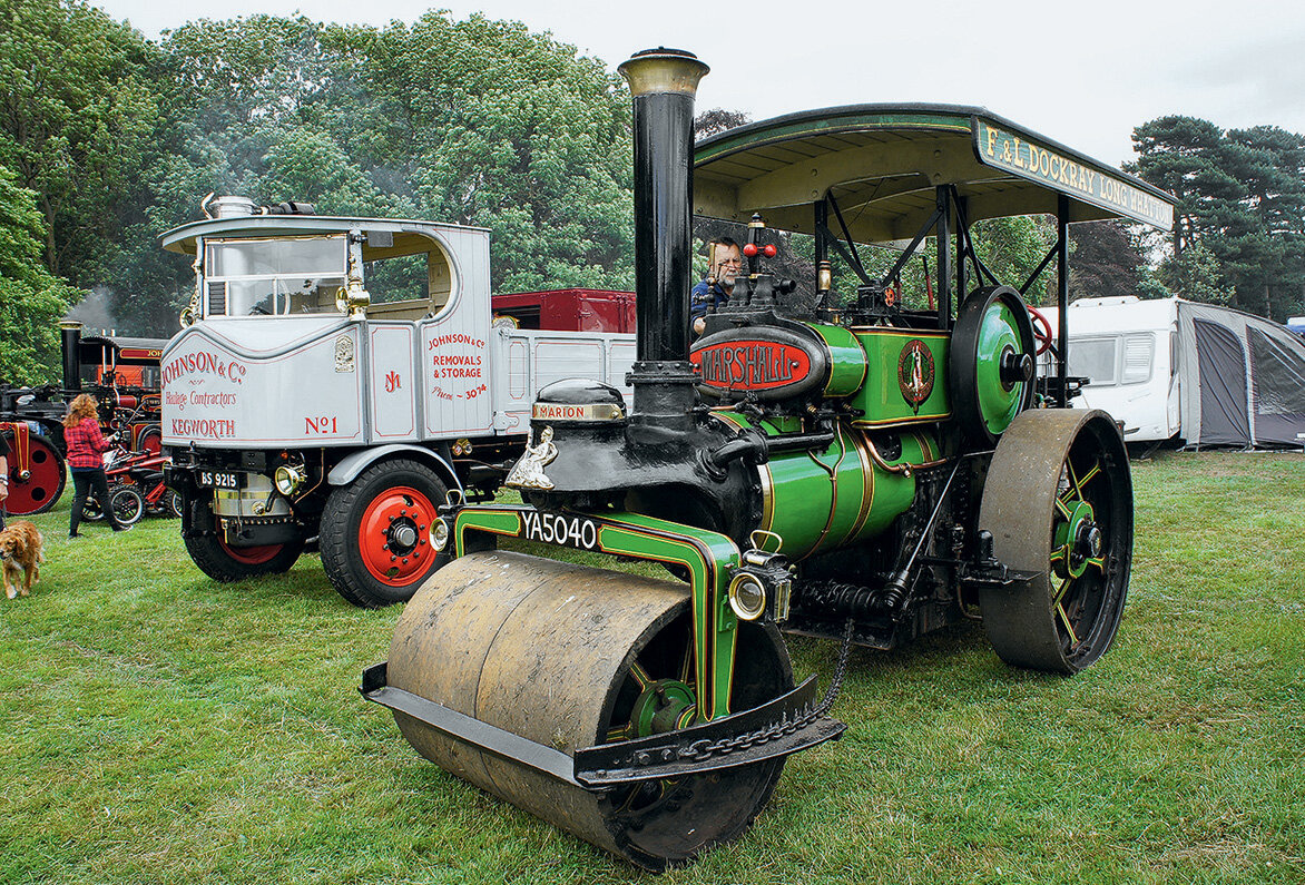 Паровой грузовик Super Sentinel 1928 г. (слева) и паровой каток Marshall.