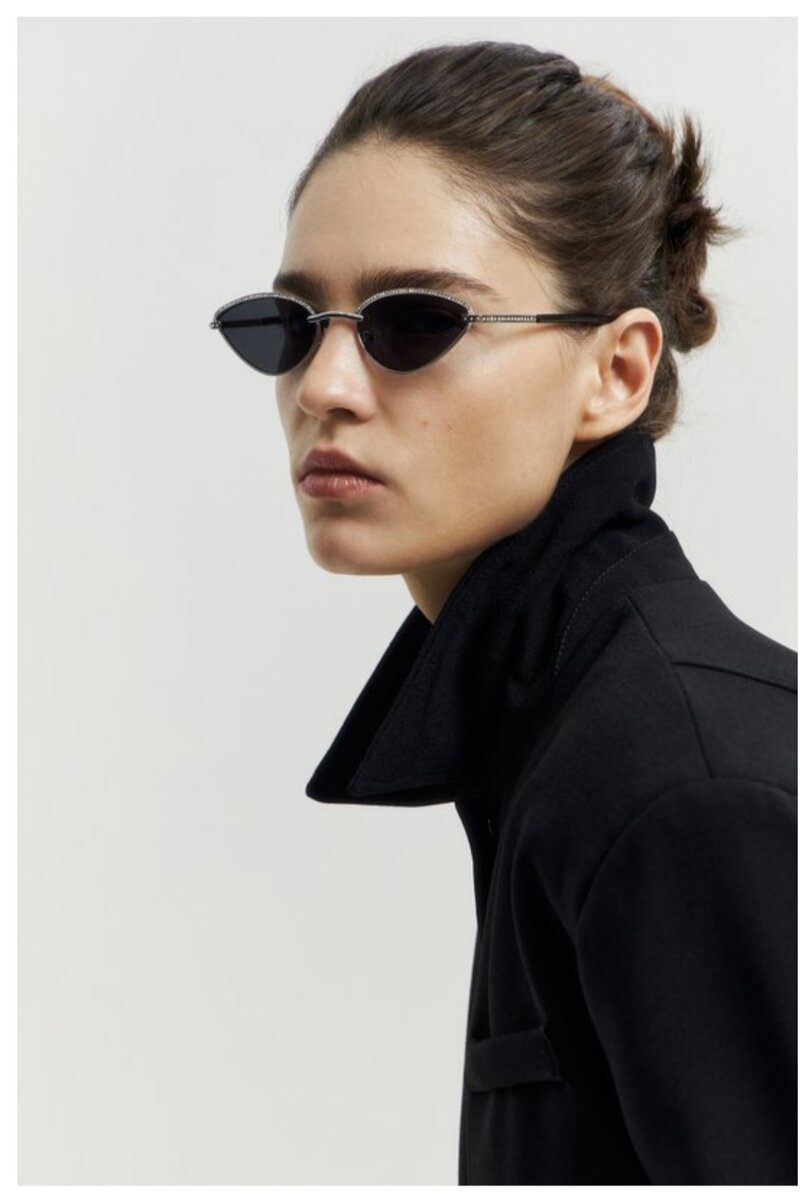 Думаю вы тоже заметили,  насколько девушка-модель похожа на Тринити, и очки лаконичностью и угловатостью формы подчёркивают и линию скул и характер самой обладательницы! 