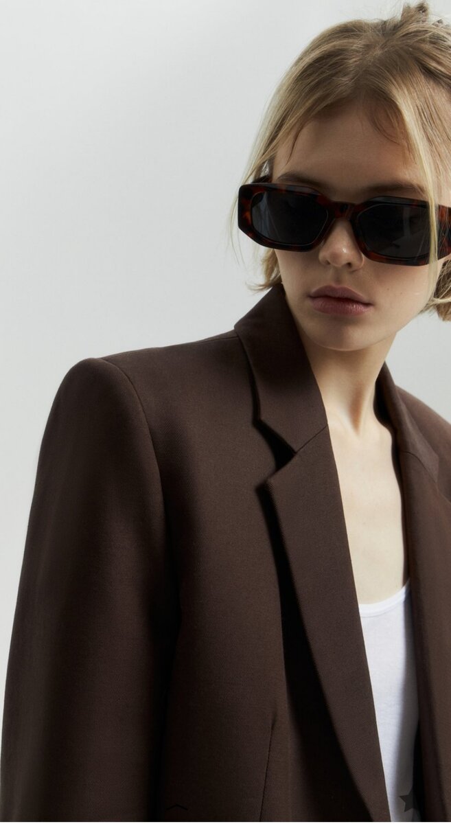 В этом примере организаторы съёмок умело используют нарочитую громоздкость форм оправы очков и жакета, чтобы подчеркнуть хрупкость самой модели. Но если присмотреться и нос, губы и скулы девушки прорисованы достаточно тяжёлой плотной линией ( что и связывает образ воедино)