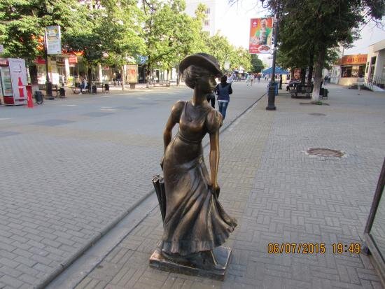 Модница перед зеркалом.