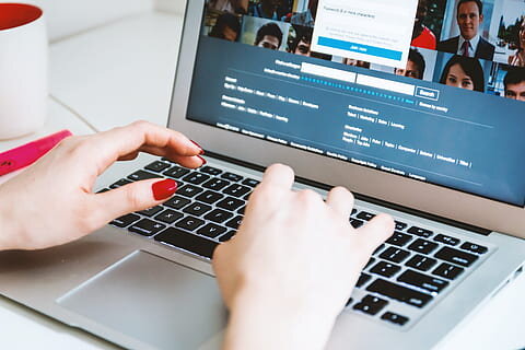 Ноутбук, работа в интернете.
