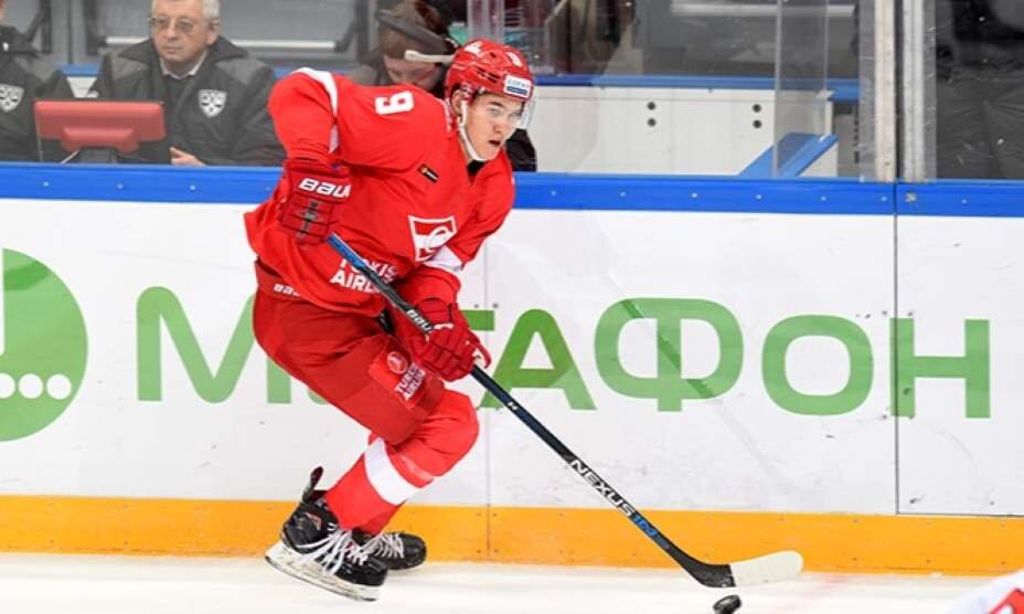    Спартаковец Цыплаков не забил в пустые ворота. Фото: ВК ХК Спартак