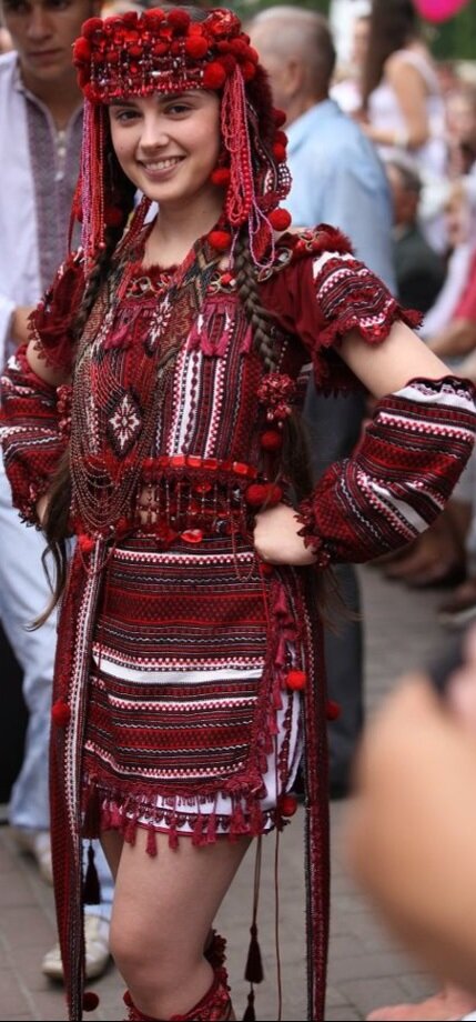 " Титьки штанишки пид юбку одягни,а то ляжки видно."-резко сказала Оксана..