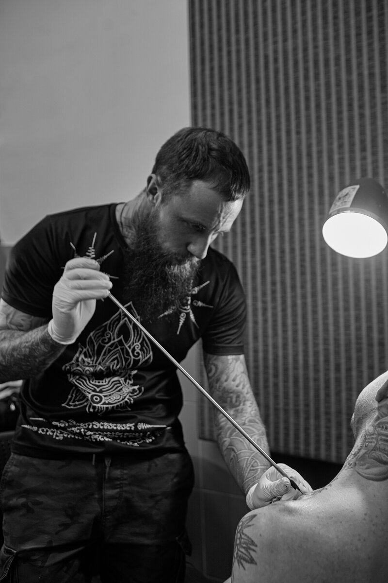 Традиционная техника тату Бамбуковыми палочками.