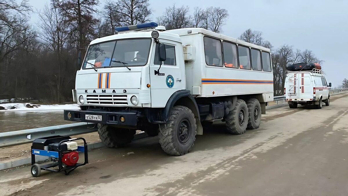     Спасатели продолжают держать ситуацию около разлившейся реки Юрмаш на контроле.