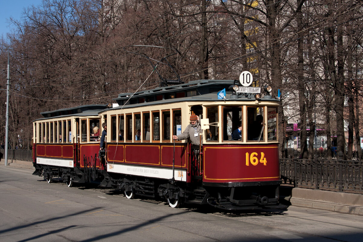 А на предыдущих парадах он был с прицепным вагоном... Фото 2015 года