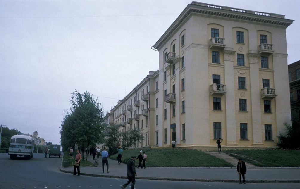 Уличный хабаровск. Фото Харрисона Формана Хабаровск 1964. Хабаровск 1964 года. Улица Советская Хабаровск. Фото Хабаровска 1964 Харрисон Форман.