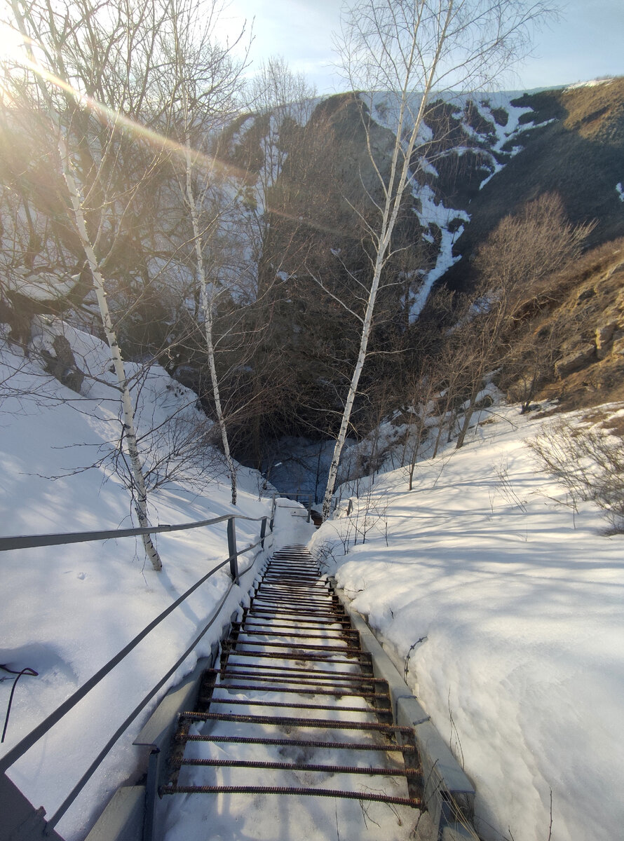 Лестница к Вертолетной пещере.