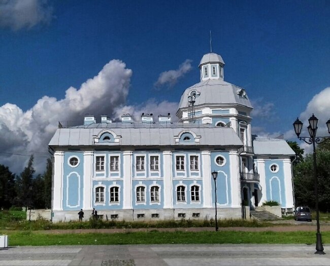 Здание Казначейство на восточной окраине Ломоносова /фото из личного архива/