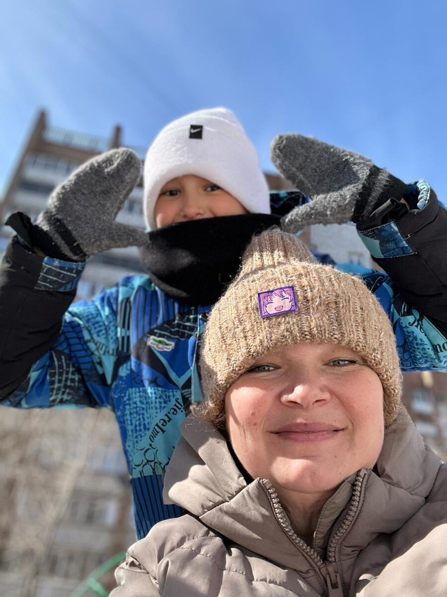 Мы с сыном радуемся весеннему солнышку.