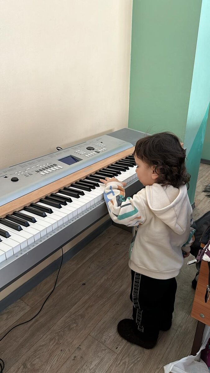 Младший заинтересовался клавишами и музыкой, первое знакомство.