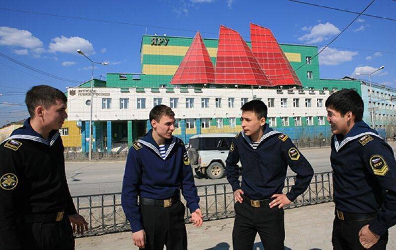 Институт водного транспорта якутск. Речное училище Якутск. Курсанты ЯИВТ. Речное училище в Усть-Куте. Усть-Кутский институт водного транспорта