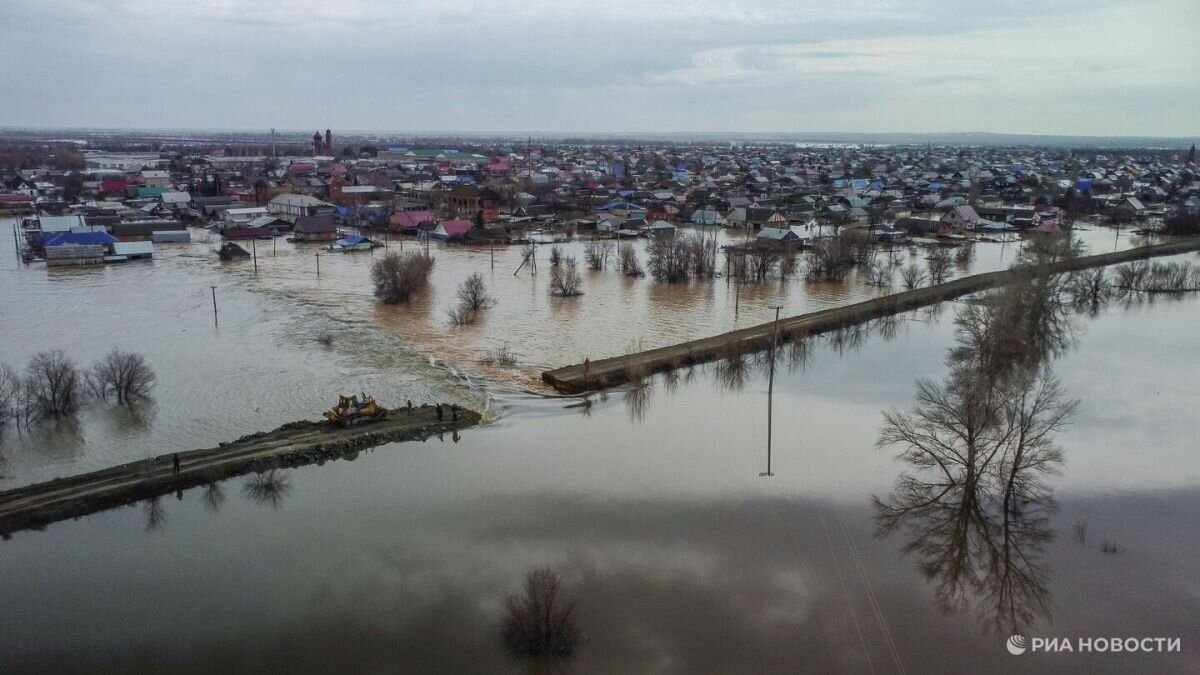     Место прорыва насыпной дамбы в Орске. 6 апреля 2024 Источник: ria.ru Автор фото: © РИА Новости