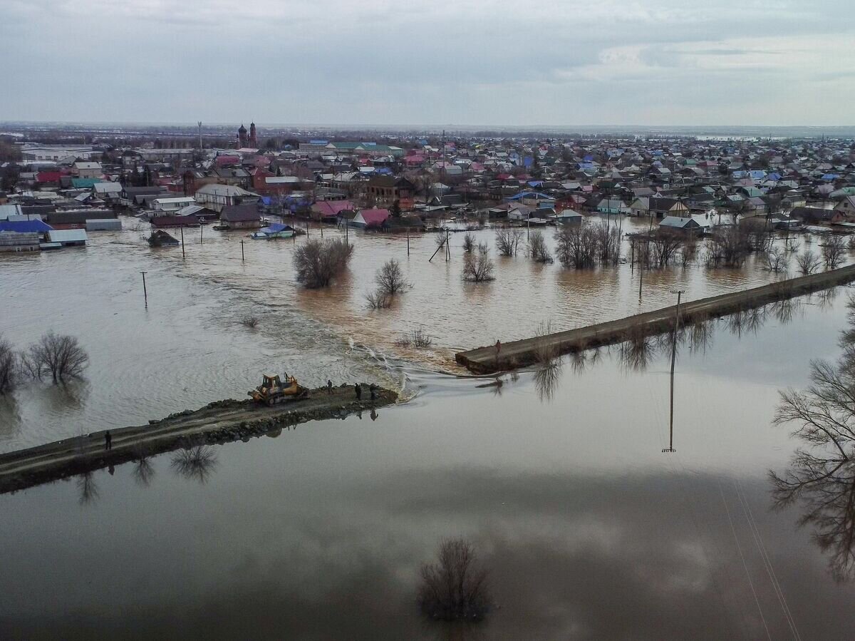    Место прорыва насыпной дамбы в Орске, город частично подтоплен© РИА Новости