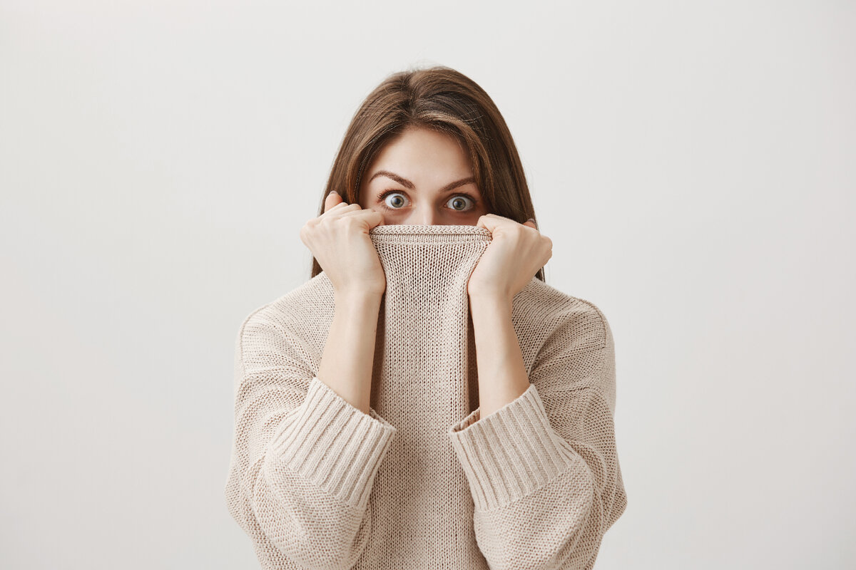 https://ru.freepik.com/free-photo/scared-timid-girl-hiding-face-in-sweater-collar-and-alarmed_9799765.htm#fromView=search&page=1&position=0&uuid=e6c9cd26-e23a-421e-ab23-214baff8d7b7