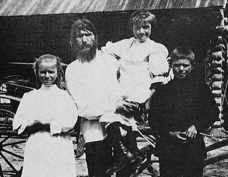 Григорий Распутин с детьми в родном селе Покровское Тюменского уезда. Источник: kravchinsky.com 