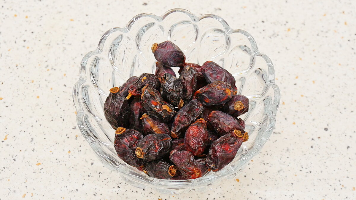 70 г сушёного шиповника насыпаем в ковшик. 