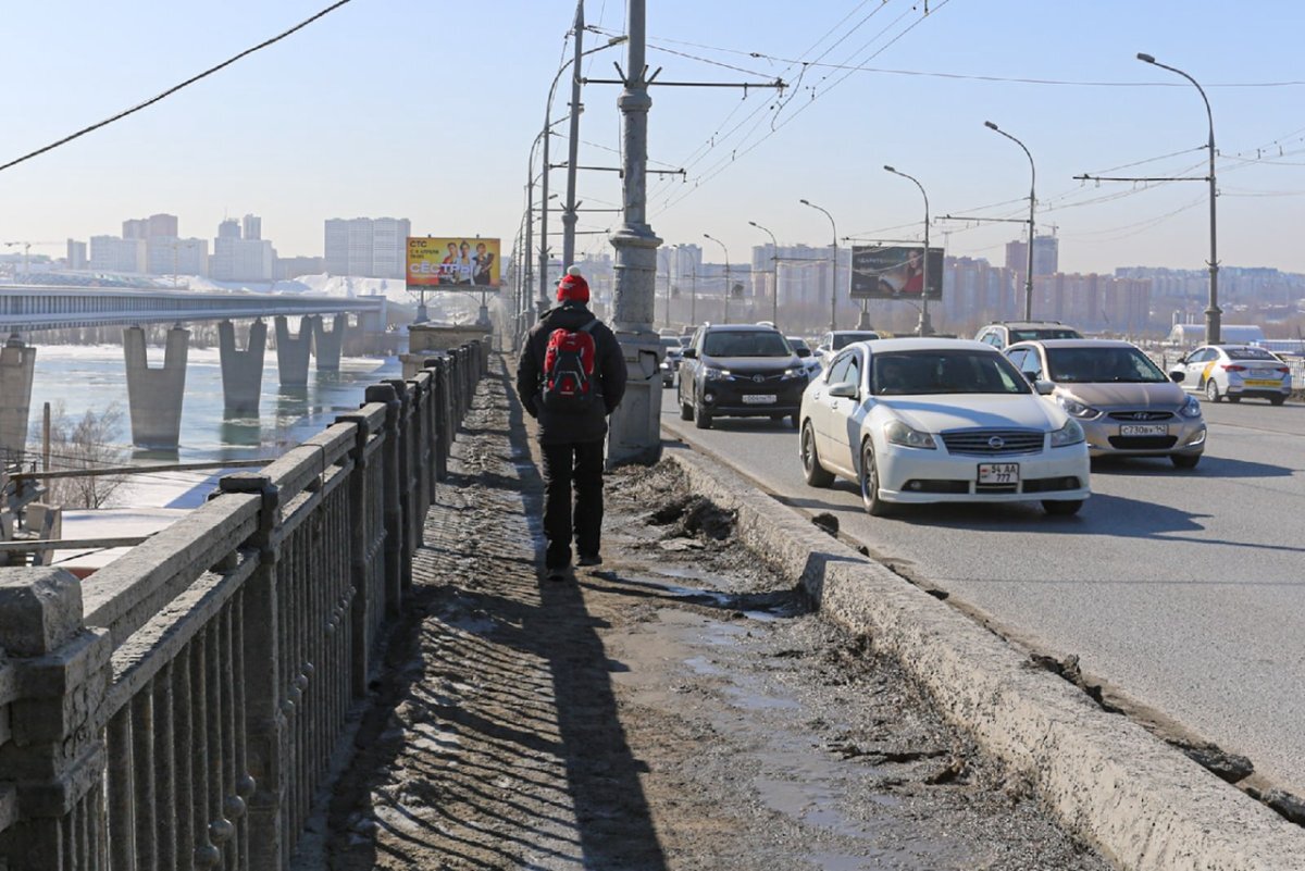    На Октябрьском мосту в Новосибирске заменят три километра асфальта