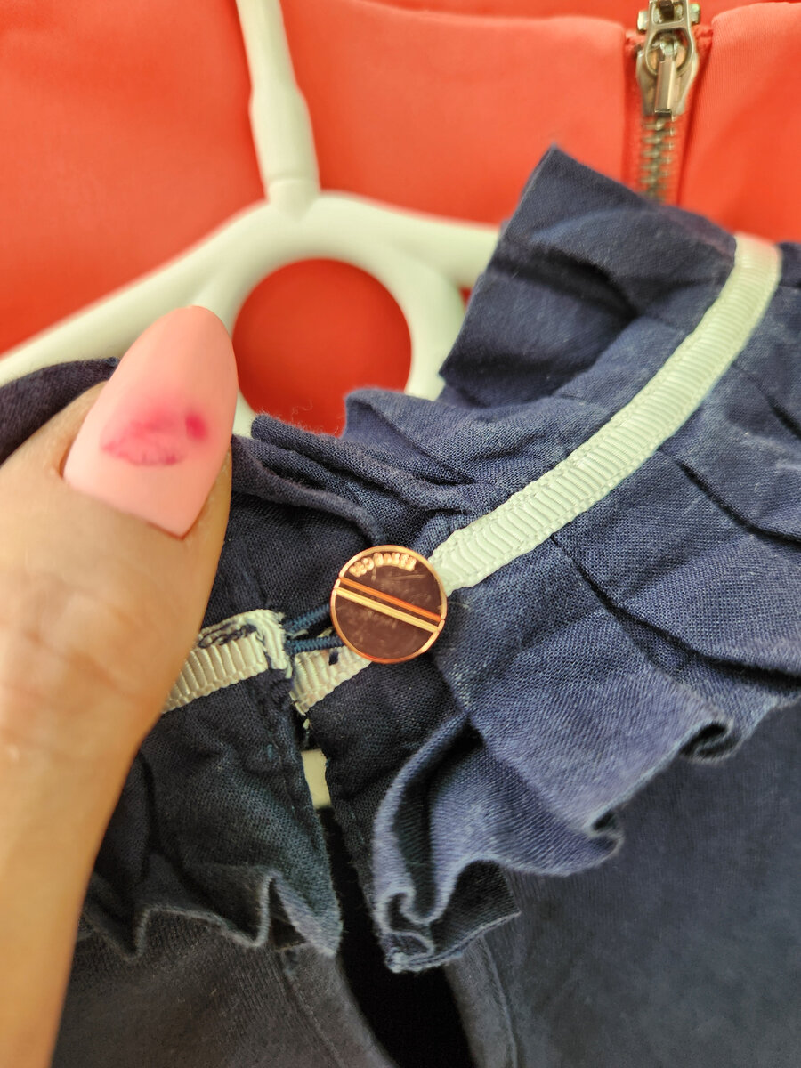 Ted Baker узнала именно по пуговице,  т.к. остальные бирки срезаны.  