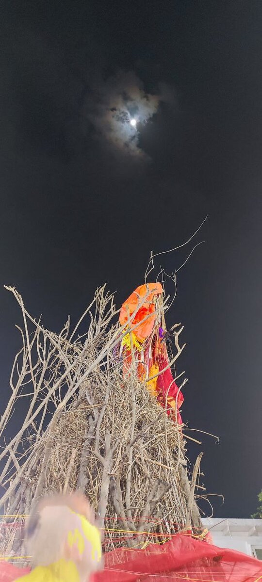 Сжигание Чучела Холики. После этого начинают играть красками.