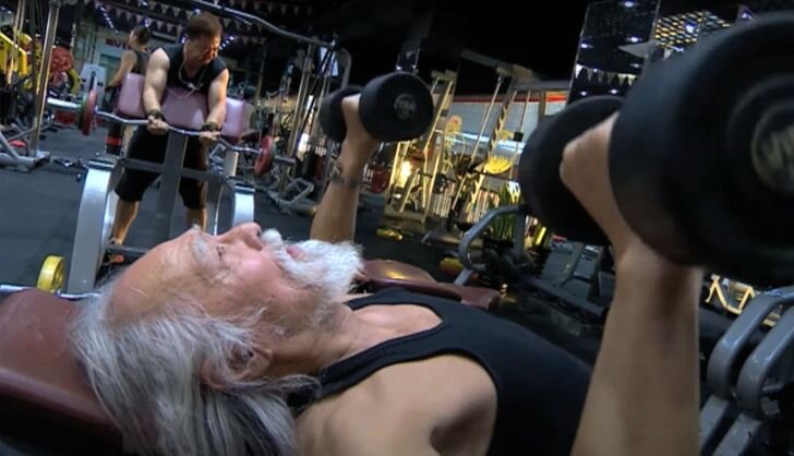 По мнению врача, в пожилом возрасте тренироваться очень нужно, но учитывать индивидуальные особенности организма и под наблюдением специалиста.