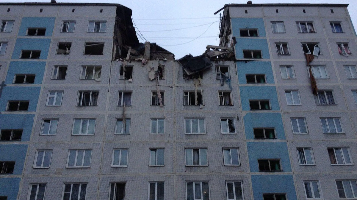 Последствия взрыва бытового газа в жилом доме в поселке Загорские Дали Сергиево-Посадского района Московской области. Фото - © Алексей Семенов.