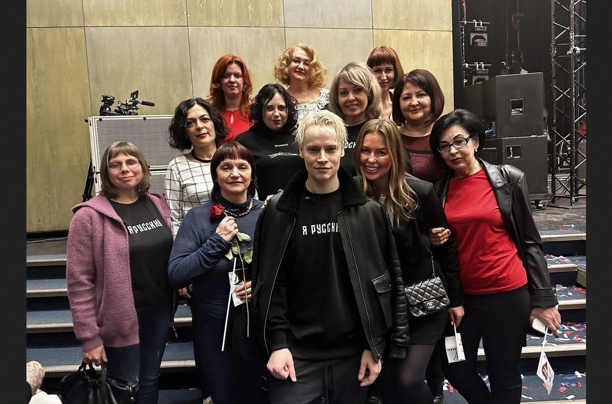 SHAMAN с поклонницами. Фото из открытого источника в Яндексе