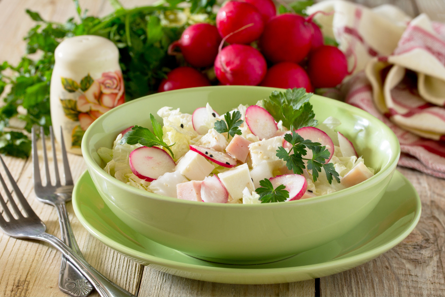 Рецепты салатов. Салаты. Редис. Салат с курицей. Пасха в 2024 году.