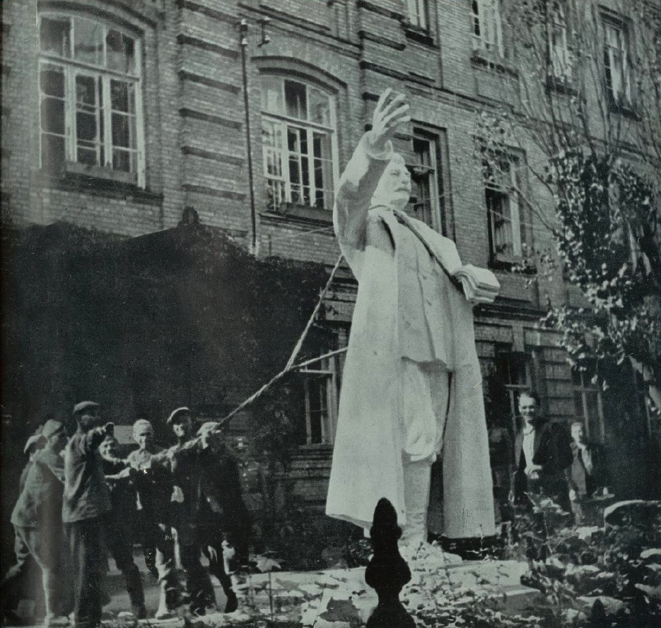 Памятник сталину в звенигороде. Памятник Сталину в Праге. Памятник Сталину в Беларуси. Памятник Сталину (Гаага). Снесли памятник Сталина в Москве.