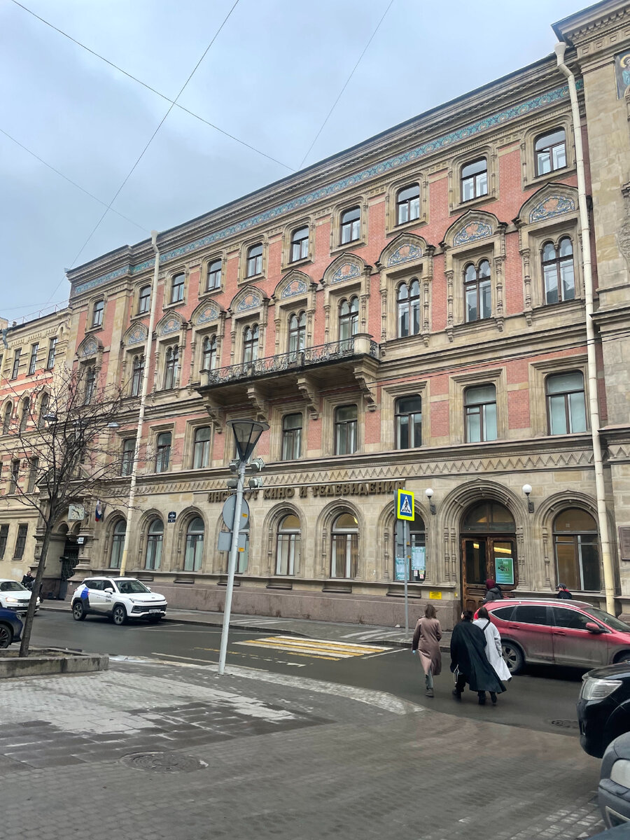 Вход в институт с улицы Правды