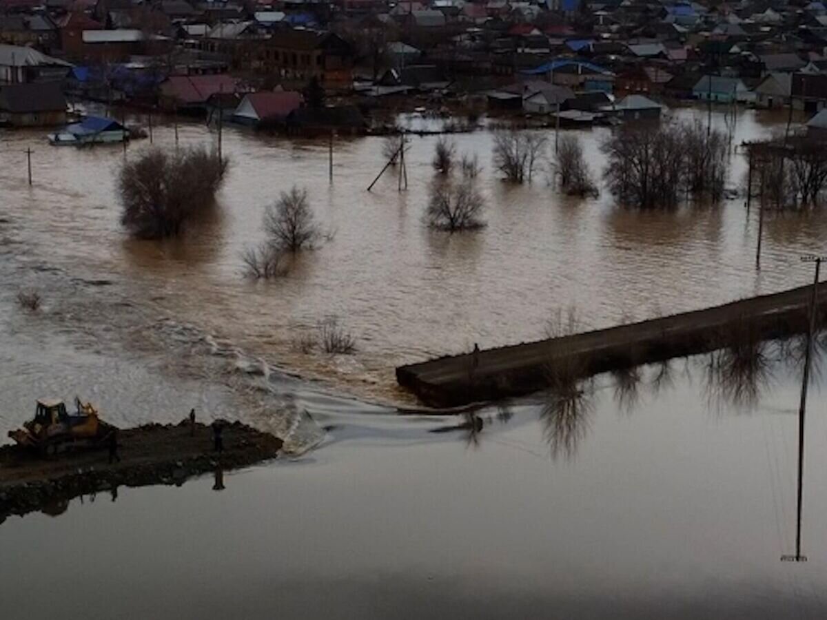    Место прорыва дамбы в Орске© РИА Новости