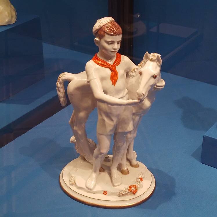 Скульптура "Мальчик с жеребенком", ЛФЗ имени М.В. Ломоносова, 1949-50 гг. Модель В.Ф. Богатырева, Г. С. Столбовой, роспись И.И. Ризнича. Фото  с выставки в Эрмитаже