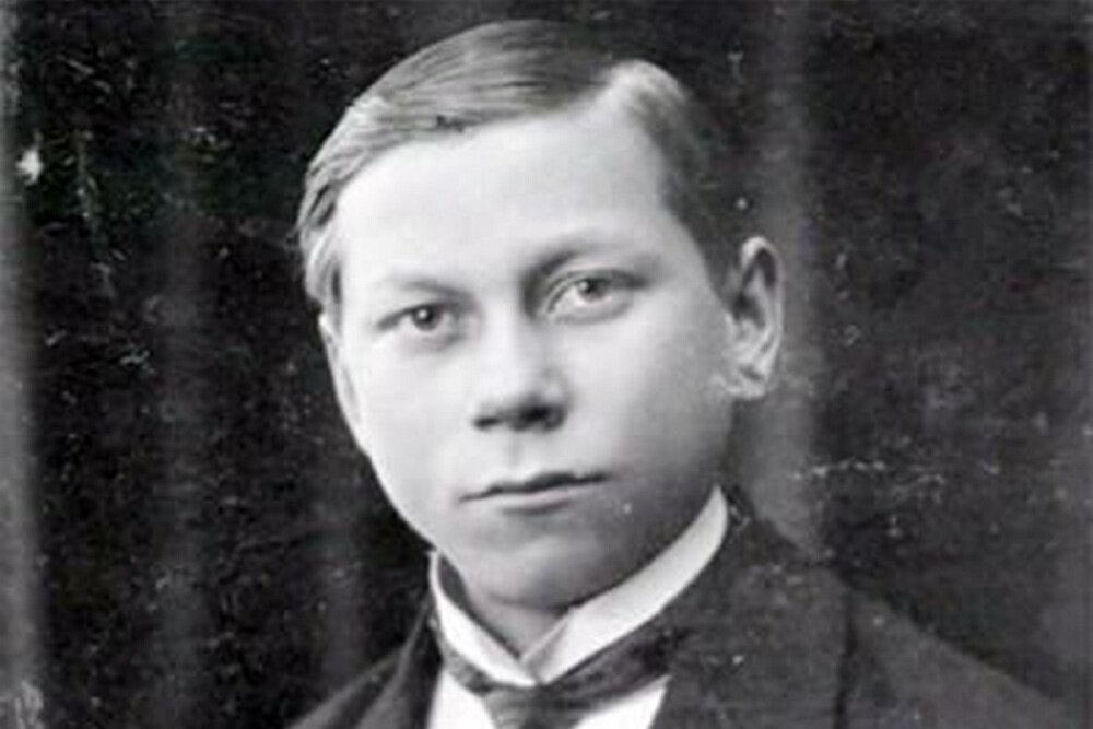    Юный Василий начинал в любительских постановках.