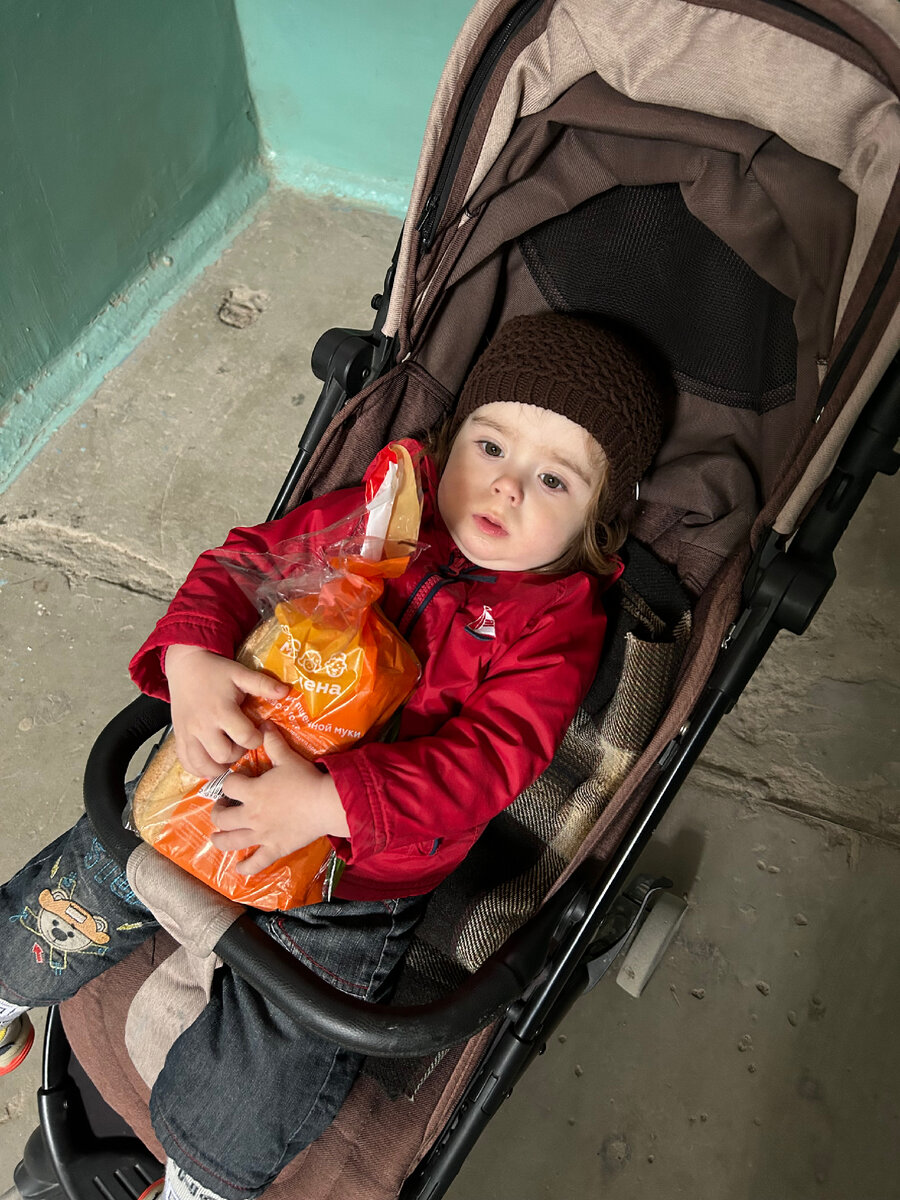 Тут она сидит, может на прогулку брать целую буханку хлеба?))