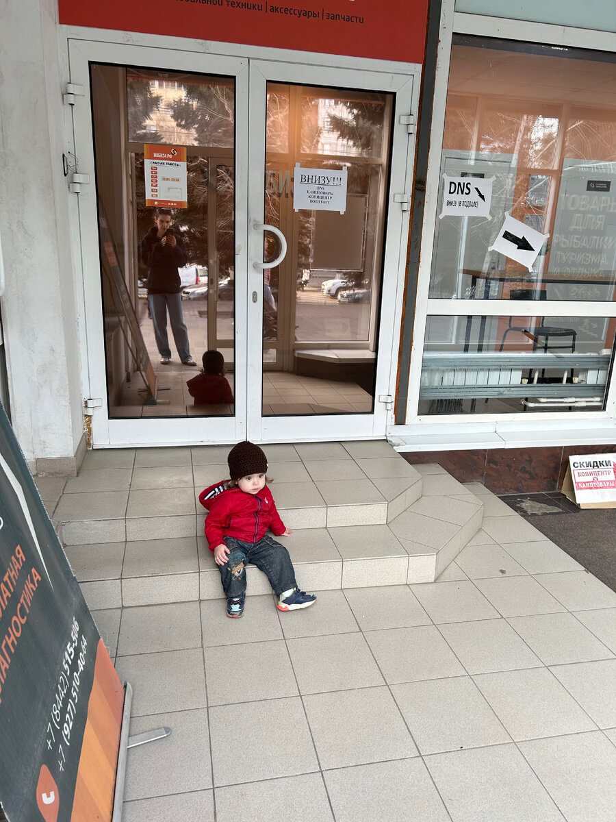 Просто вот так сидела и наблюдала за прохожими