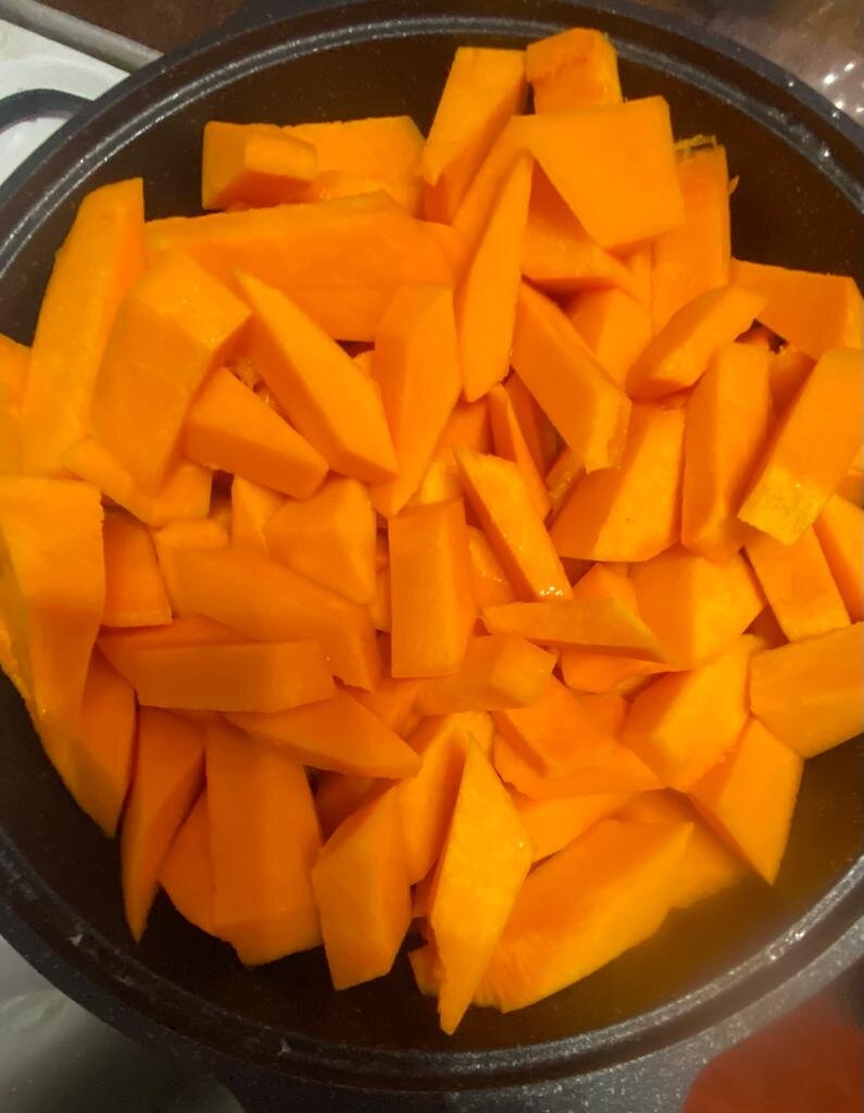 Нарезанная на дольки