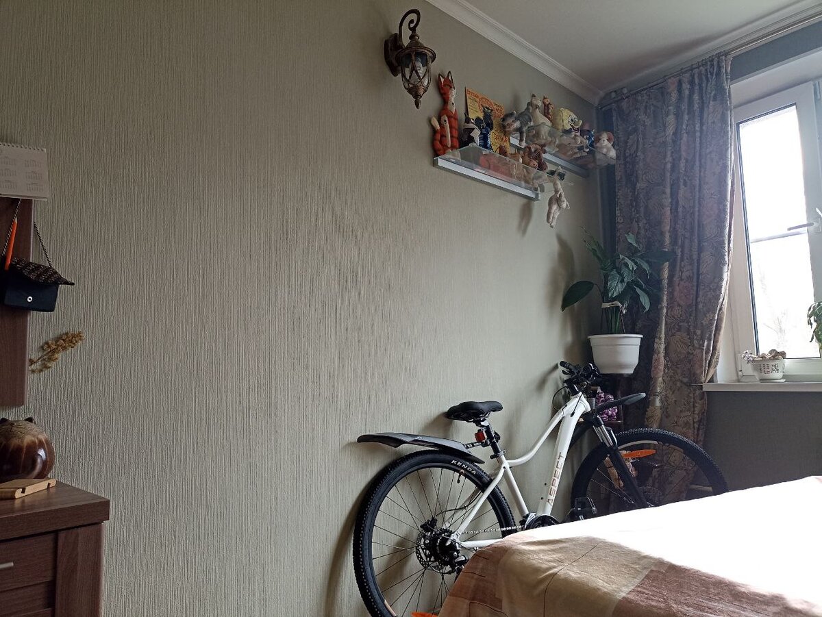 Да, вот прям у кровати и стоит. В темноте надо быть осторожной, чтобы не наткнуться на него.