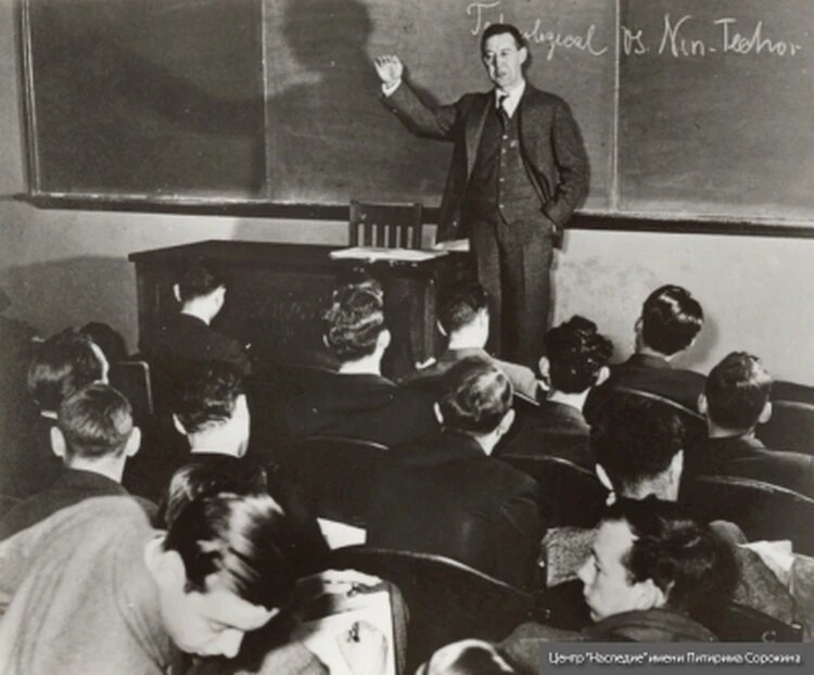 Питирим Сорокин читает лекцию в Гарвардском университете.