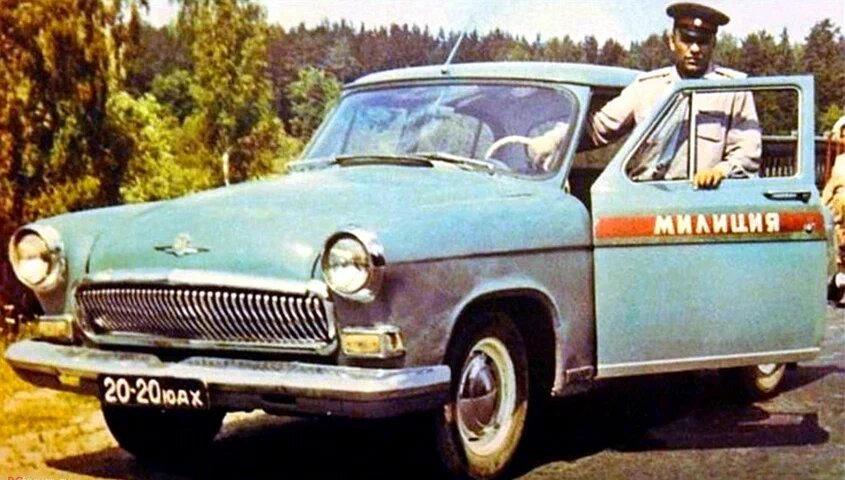 С 31 декабря 1953 года автомобили милиции стали красить в тон формы милицейского: тёмно-синий цвет с красными полосами и белыми буквами “милиция”.