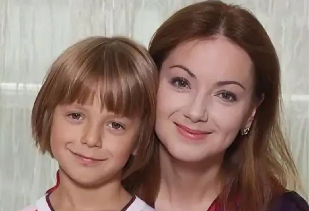 на фото Ольга Будина и ее сын Наум