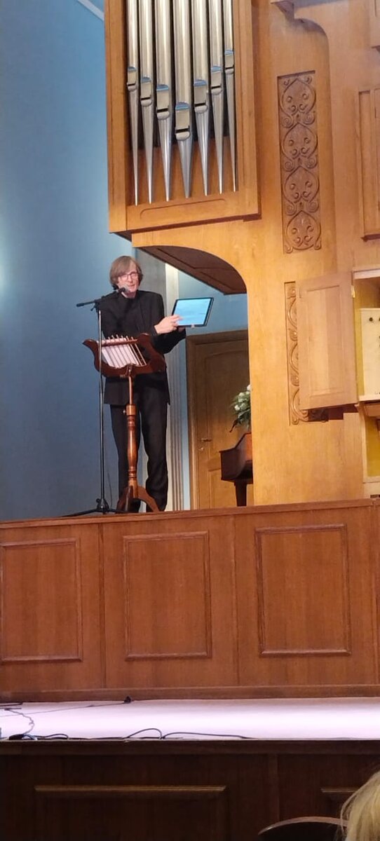 Фото автора. Органист, Народный артист РФ Владимир Хомяков показывает графику Дъёрдя