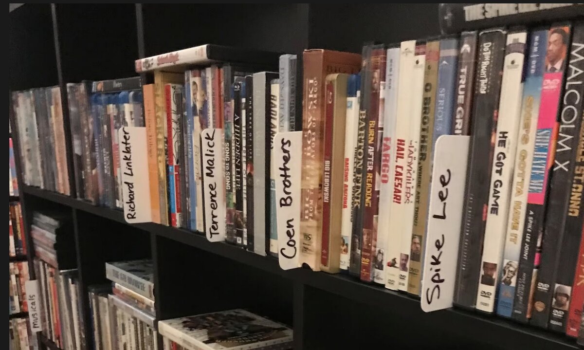 Коллекция DVD Аманды Боуман. «Я просто чувствую, что компании пытаются загнать людей в стриминг. Это расстраивает. Это также изолирует»,  говорит она. Фото: Аманда Боуман 