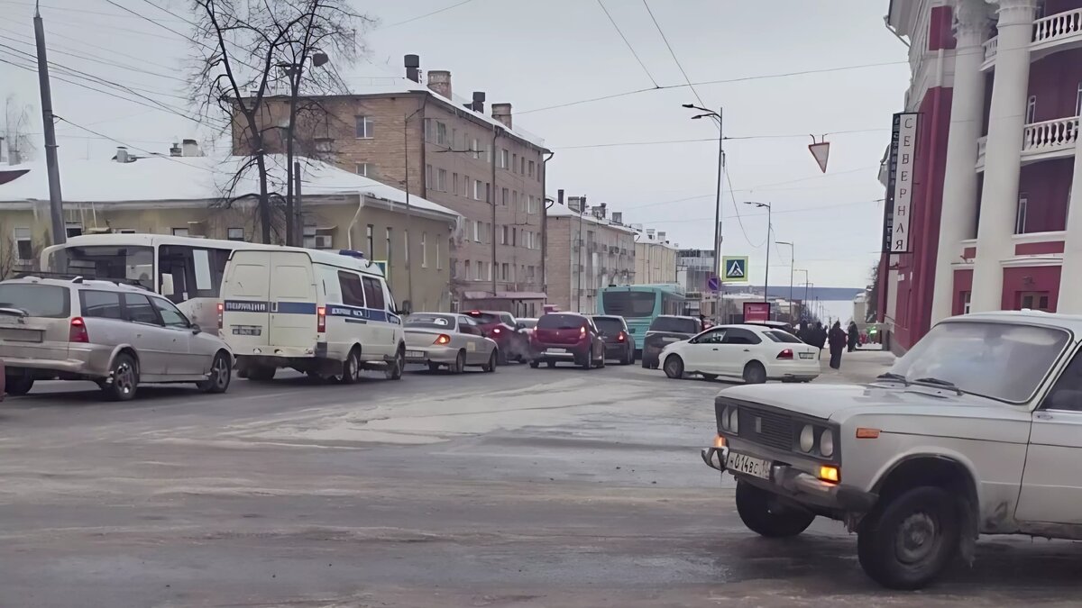     Горожане по несколько часов стоят в пробках, чтобы добраться с работы до дома: об этом они жалуются в соцсетях.
