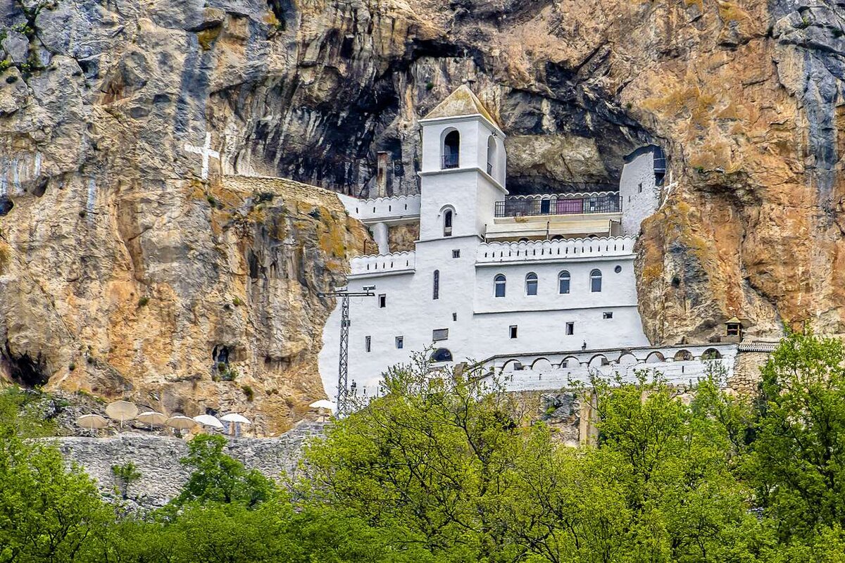 Храм Василия Острожского Черногория. Острожский монастырь в Черногории.