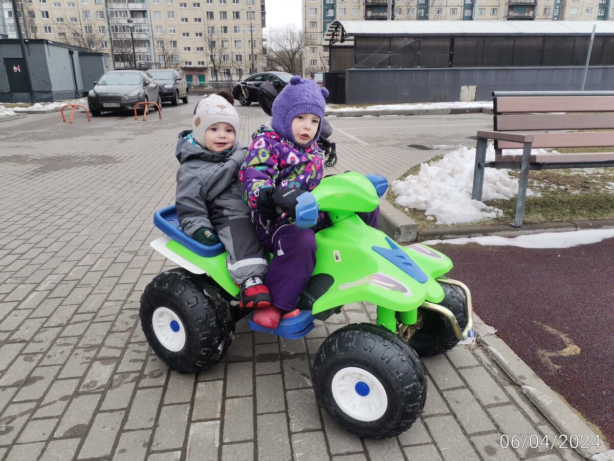 Человек, спустя 2 минуты после окончания истерики. Это общественная игрушка во дворе, не рабочая. 