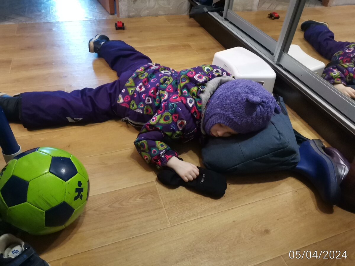 Это вчера после прогулки. Оставила её раздеваться в коридоре. Агния "не хотела". Прихожу - она спит в одежде. 😅 Истерики дело энергозатратное. 